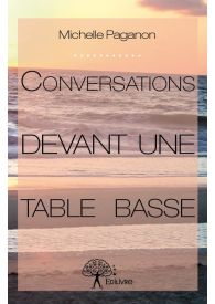 Conversations devant une table basse